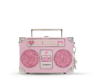 Bolso de color rosa con forma de radio grabadora de la coleccion BARBIE