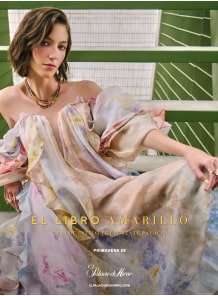 Imagen de la portada de El Libro Amarillo de la temporada de primavera, se observa a una mujer sentada con un vestido largo de hombros descubiertos, de diferentes colores claros, El Libro Amarillo