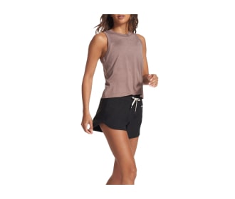 mujer con shorts negros y blusa lila YOGA DEPORTES