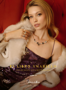 Imagen de la portada de El Libro Amarillo de la temporada de otoño, se observa a una mujer recostada en un sillon rojo, lleva un vestido color morado con brillos y un abrigo color blanco, El Libro Amarillo