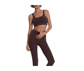 mujer con ropa de entrenamiento cafe Varley YOGA DEPORTES