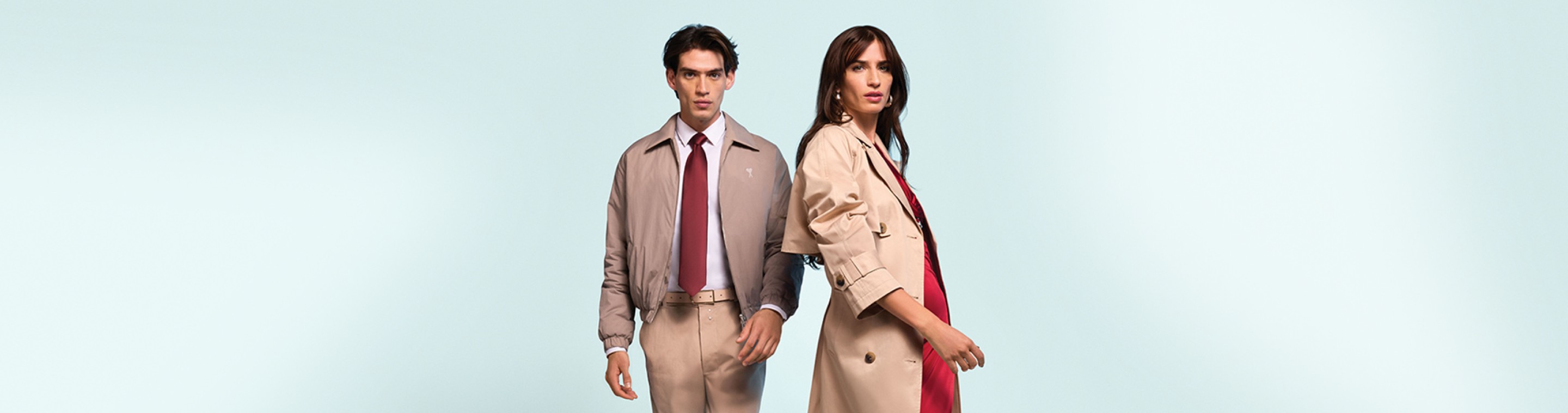 Lo más Hot esta en el palacio, imagen de un hombre y una mujer, del lado izquierdo el vistiendo camisa azul, corbata roja, camisa azul, pantalon cafe y chamarra de color cafe, ella del lado derecho lleva vestido color rojo y una gabardina color cafe. Hasta 40% de descuanto + hasta 18 mensualidades sin intereses, mayo 23 al 25,