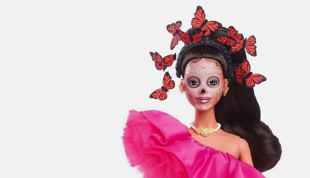 Barbie con vestido roda pintada de la cara como catrina y con mariposas arriba de la cabeza