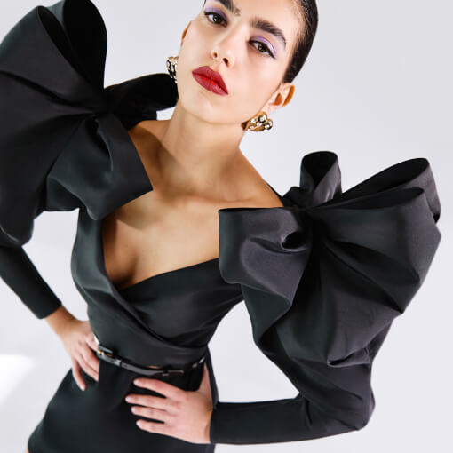 Vestido negro con hombreras Carolina Herrera New York