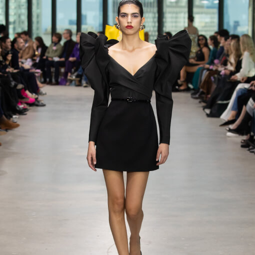 Look de vestido corto con hombreras de Carolina Herrera New York