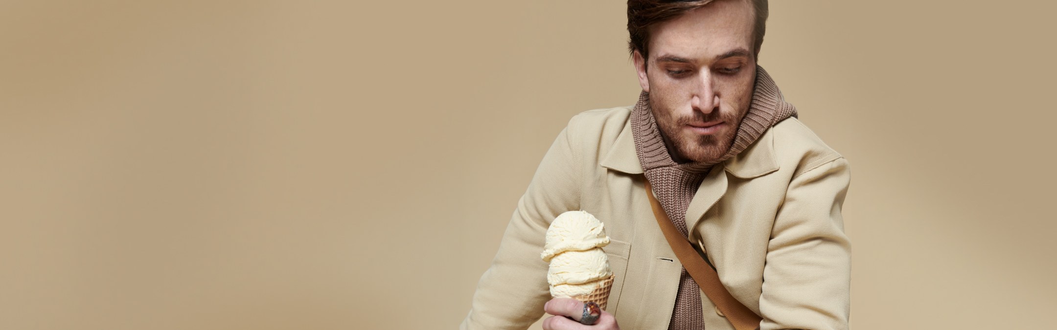 hombre vestido con ropa en tonos cafes con helado en una mano, clp regalos papa