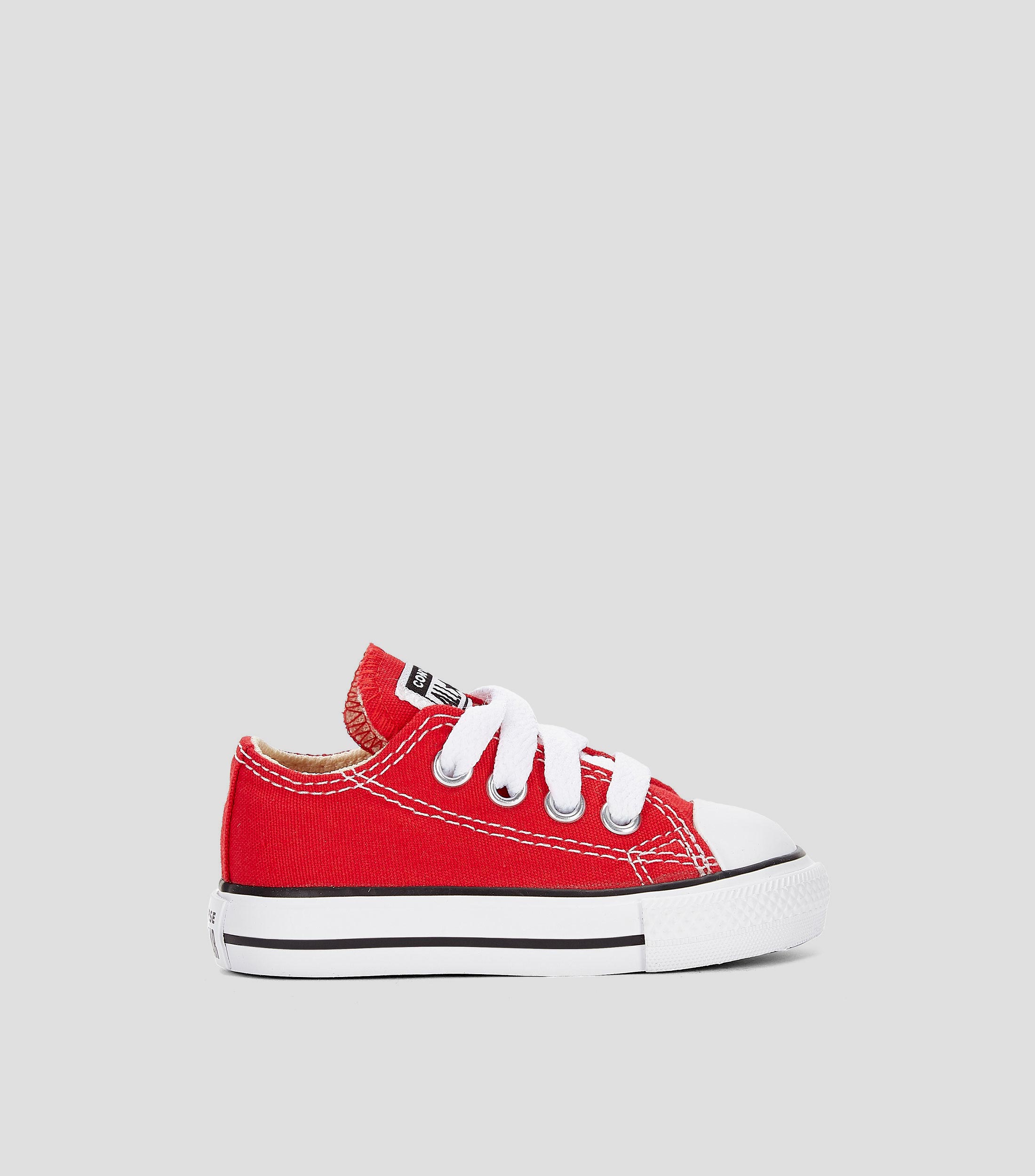 Novios con converse rojos sale