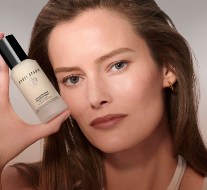 Imagen de mujer con suero blanco con tapa negra de la tapa BOBBI BROWN