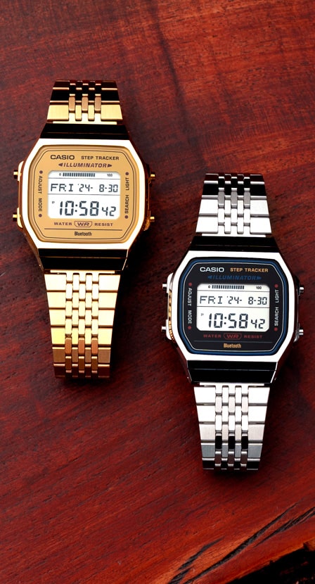 imagen de par de relojes uno dorado y uno plateado CASIO