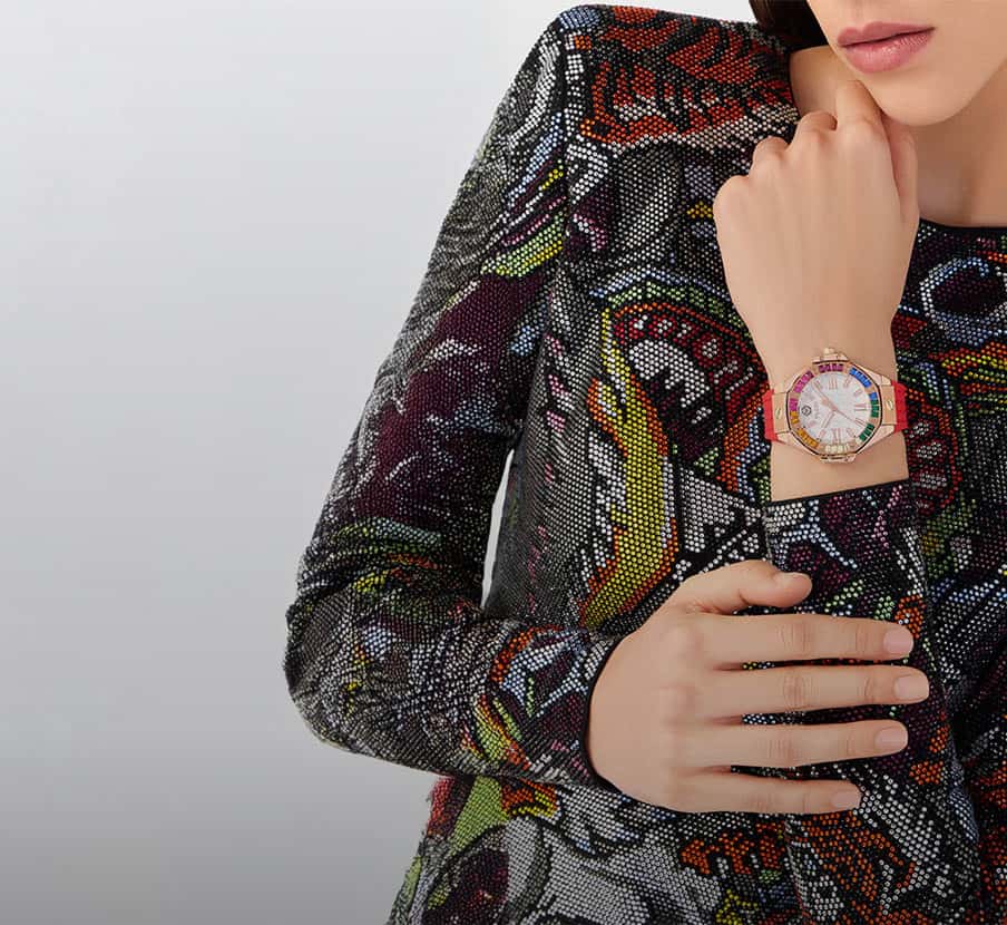 imagen de mujer con ropa negra y reloj de la marca PHILIP PLEIN