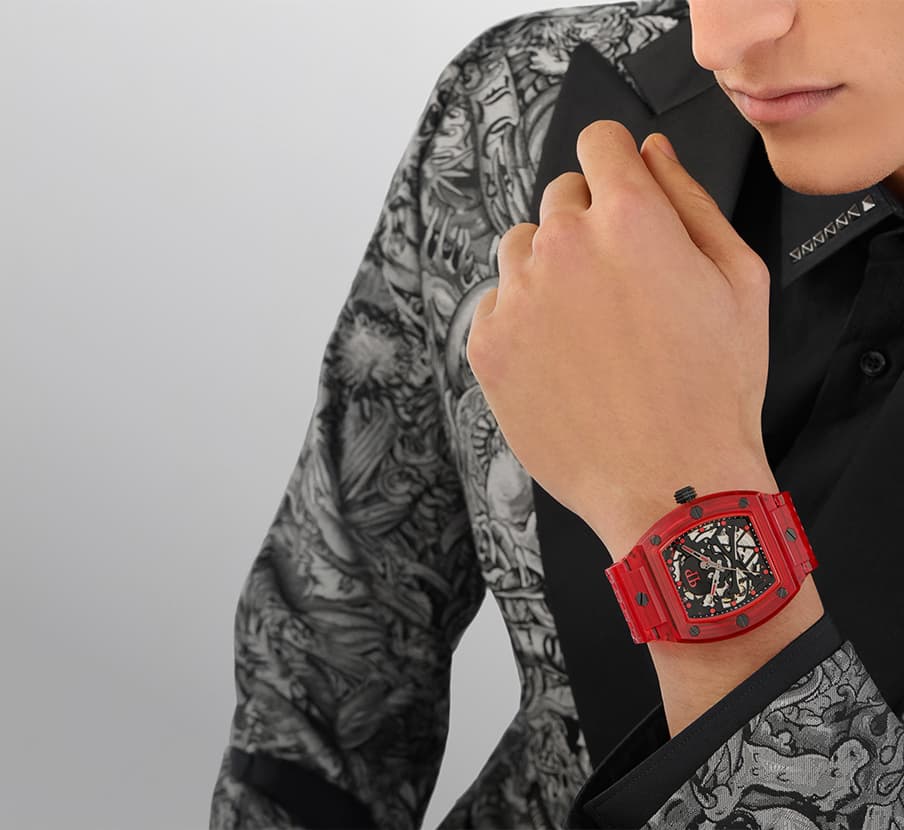 imagen de hombre con ropa negra y reloj rojo de la marca PHILIP PLEIN