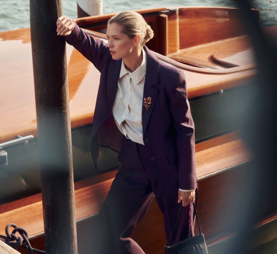 imagen de mujer con traje morado y camisa blanca de la marca SCALPERS