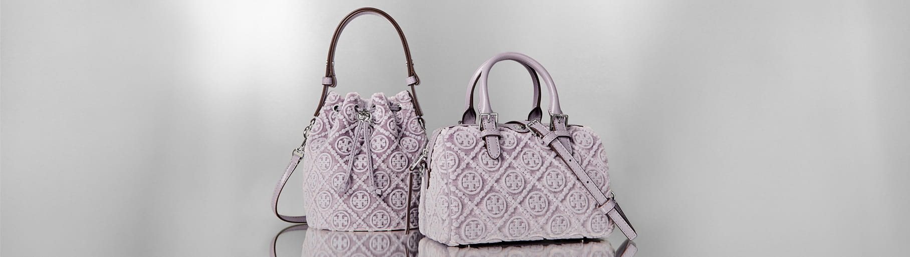 imagen de par de bolsos morados de la marca TORY BURCH