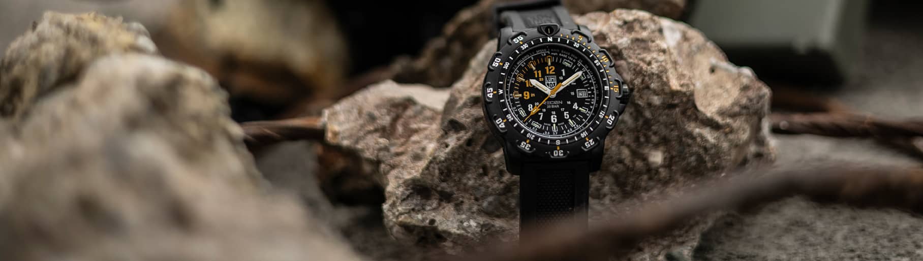 imagen de reloj con detalles dorados LUMINOX 