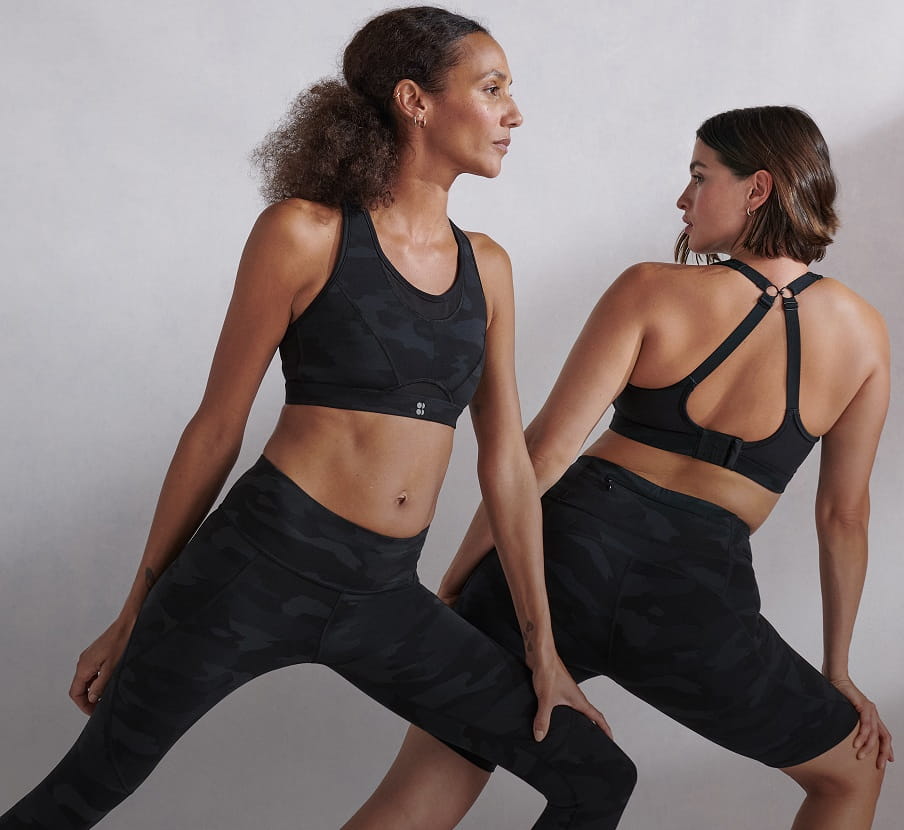 imagen de dos mujeres con ropa negra deportiva SWEATY BETTY YOGA