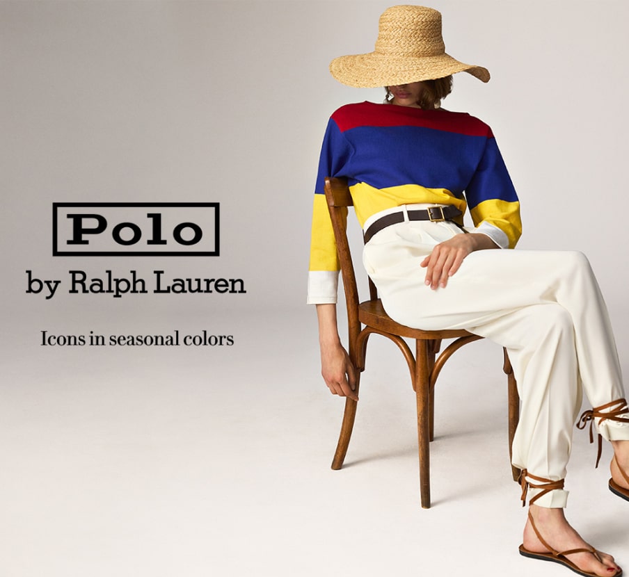 mujer sentada en silla cafe, lleva sueter de colores, pantalon blanco y sombrero de paja, POLO RALPH LAUREN