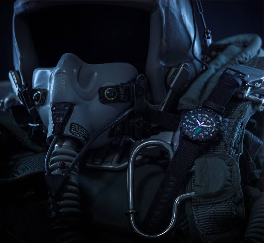 imagen de piloto junto a reloj, luminox