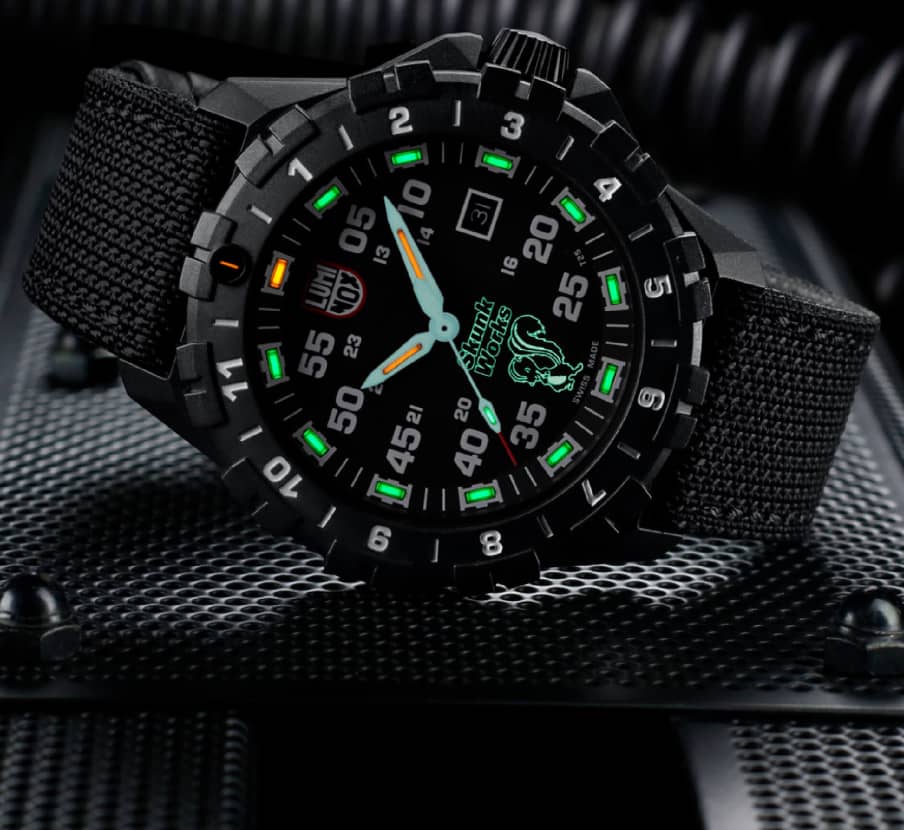 imagen de reloj negro con verde, luminox