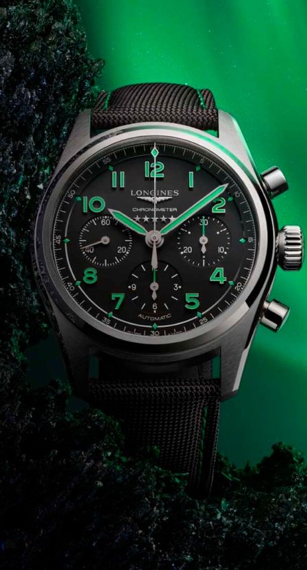 imagen de reloj negro con  detalles plateados y verdes LONGINES