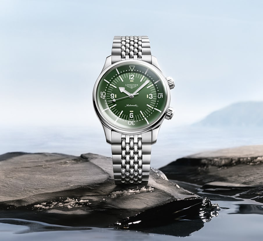 imagen de reloj plateado con caratula verde de la marca LONGINES