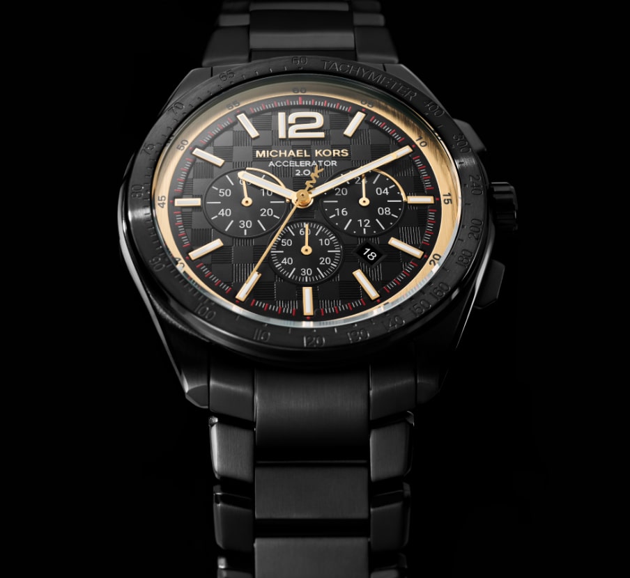 imagen de reloj negro con detalles dorados. MICHAEL KORS