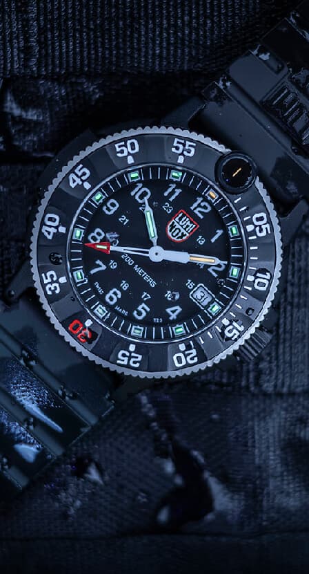 imagen de reloj negro con detalles blancos. LUMINOX